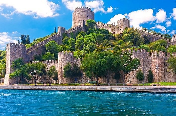استكشف قلعة روملي حصار اسطنبول في عروض رحلات المنطاد