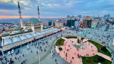 تجول في ميدان تقسيم اسطنبول عند سفر الى تركيا