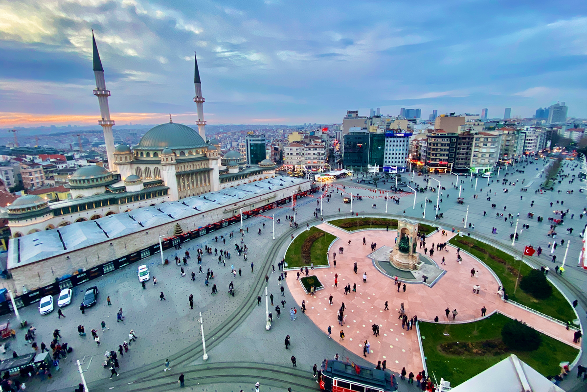 تجول في ميدان تقسيم اسطنبول عند سفر الى تركيا
