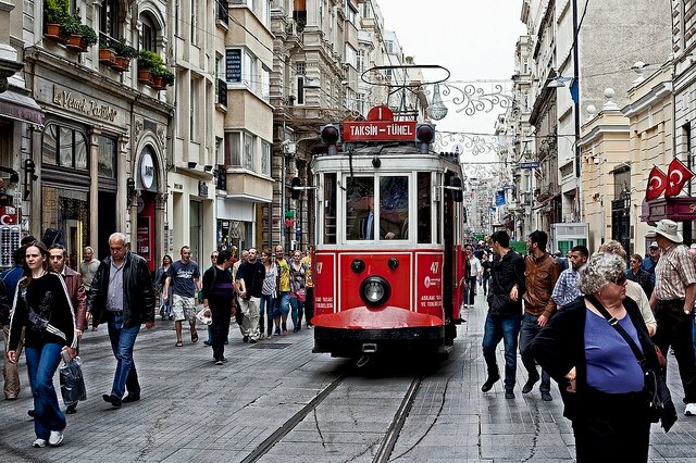 سياحة اسطنبول والتمتع بالتجول في شارع الاستقلال اسطنبول
