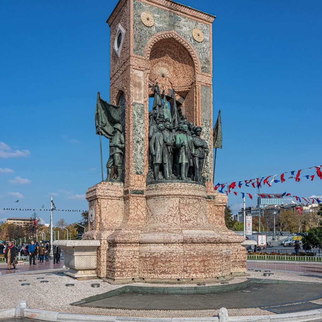 تجول في ميدان تقسيم اسطنبول عند سفر الى تركيا
